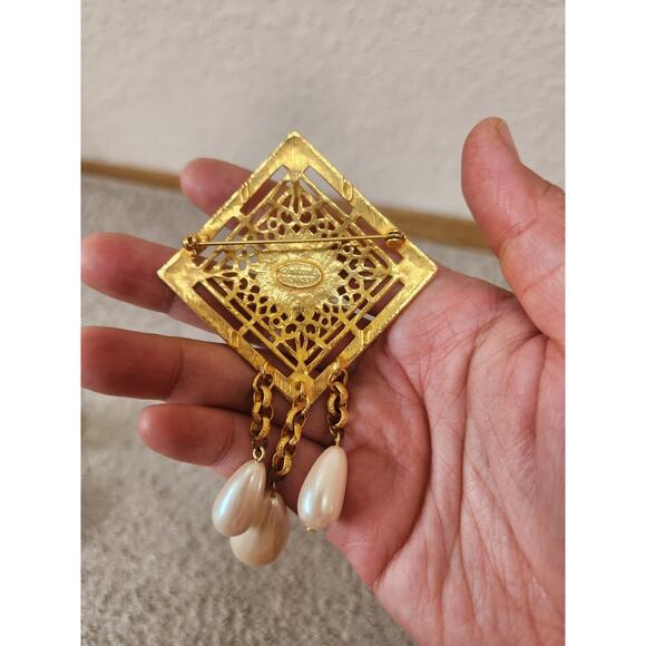 Maxine Brooch Denker Matte Gold Tone & Faux Pearl Classic‎ Stunning Design - Picture 2 of 5